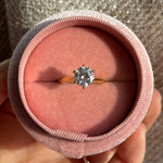 anillo de compromiso eternity, anillo de comprimiso de diamante corte redondo, anillo de compromiso de moissanita, anillo, wedding ring, wedding jewelry, bague fiancelle,  joyeria de moissanita, joyeria fina, joailerie france joailerie saint tropez bijoux st tropez