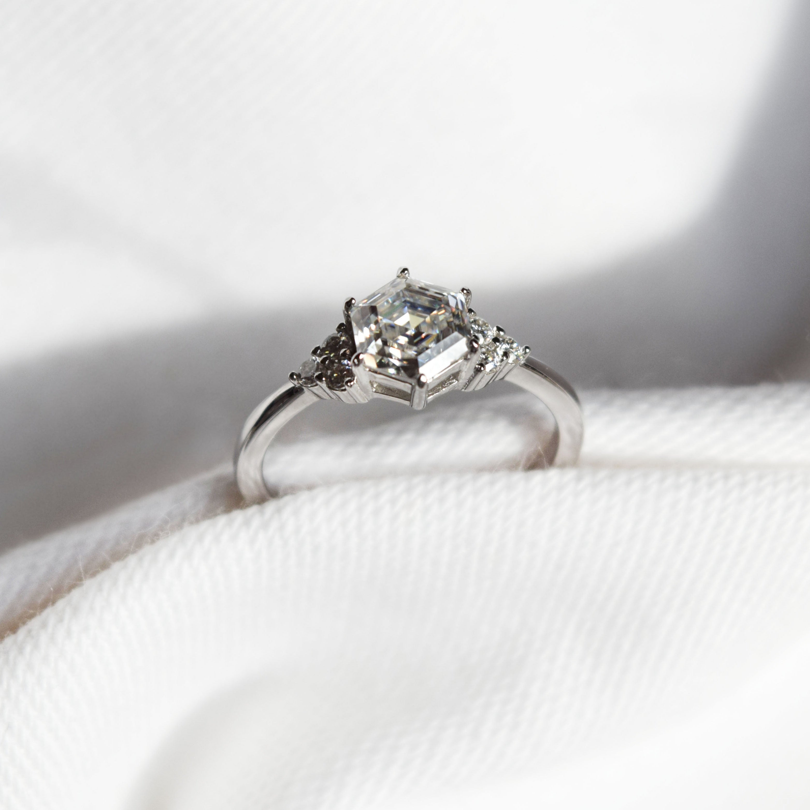 1ct hexagon cut moissanite / 1ct moissanita corte hexagono 