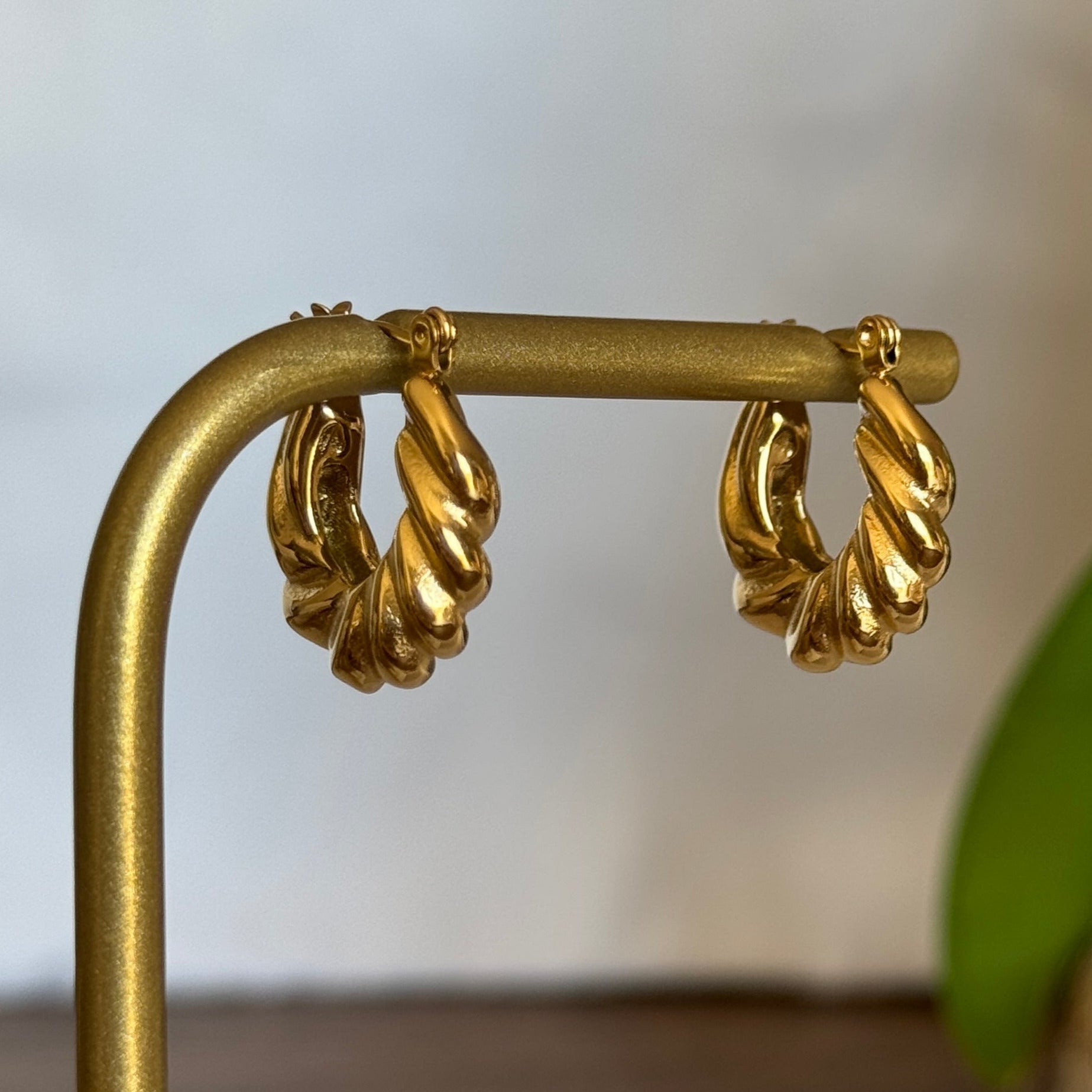 TWIST BOLD HOOPS