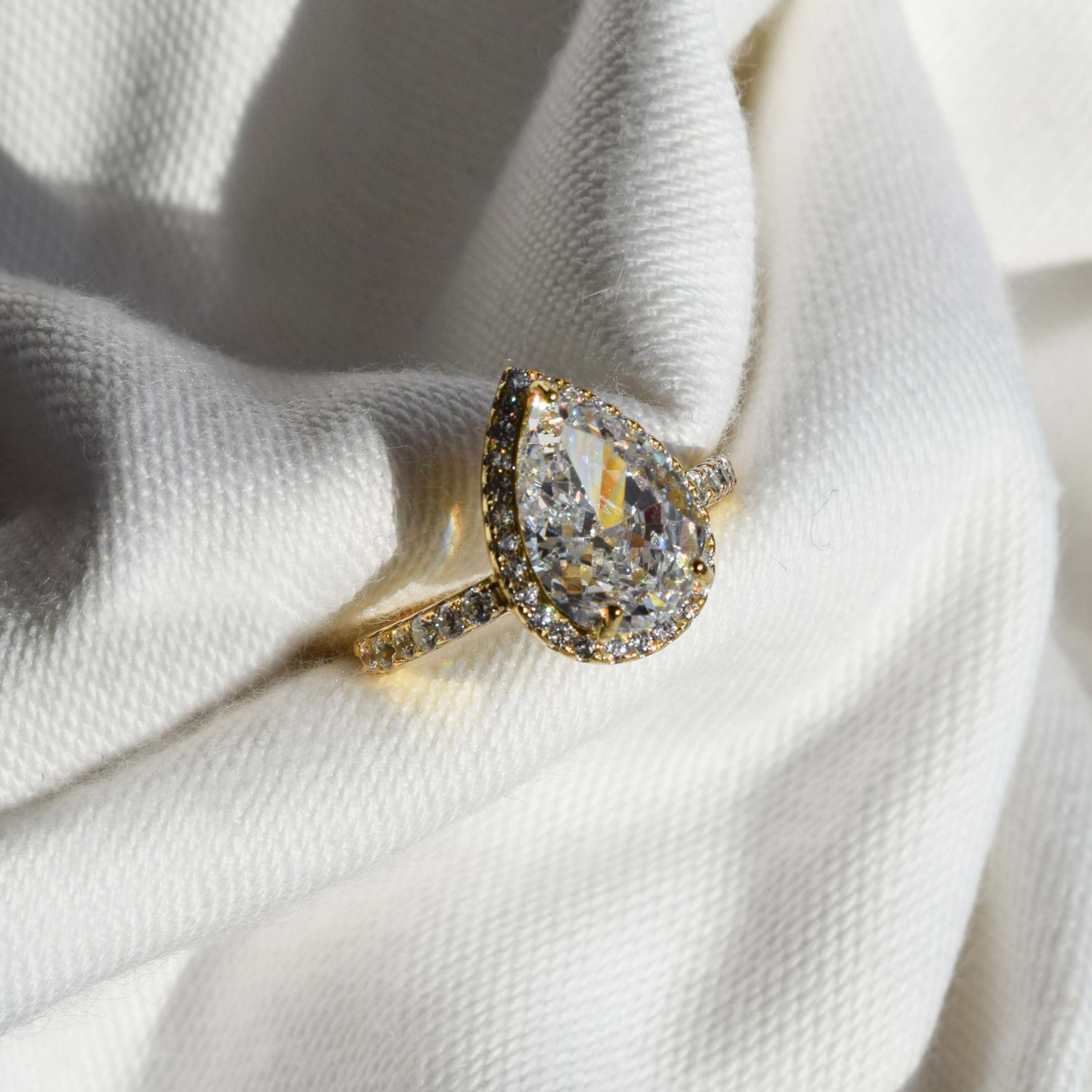 ANILLO DORADO PLATA 925 CORTE PERA HALO