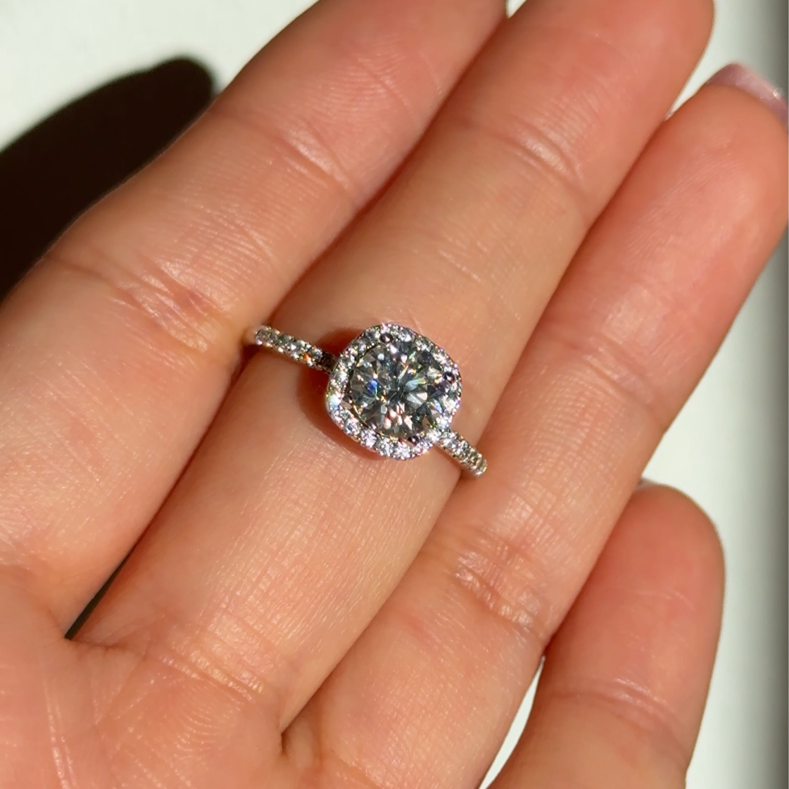anillo de compromiso diamantes moissanitas