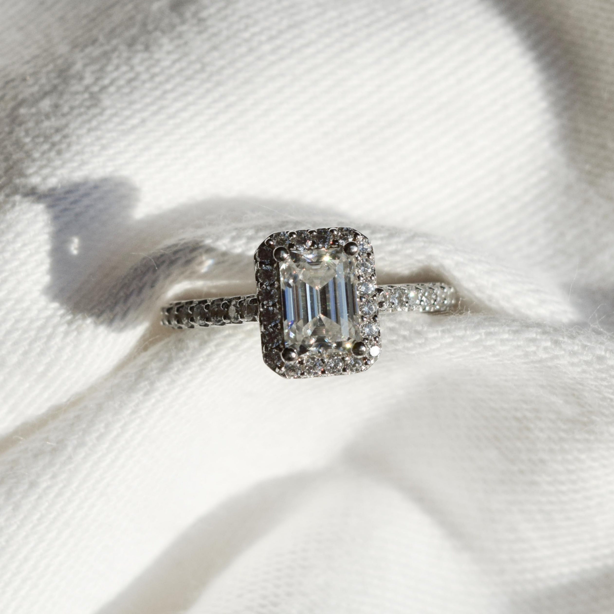 anillo halo corte esmeralda moissanita diamante