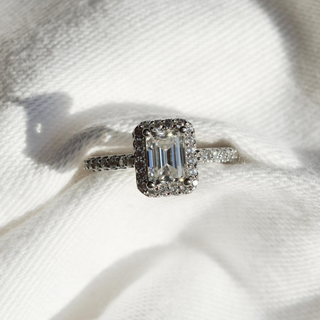 anillo halo corte esmeralda moissanita diamante