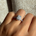 anillo halo corte esmeralda moissanita diamante / engagement ring / emerald halo ring / bague fiancelle / moissante /diamond /diamante