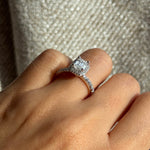 anillo halo corte esmeralda moissanita diamante / engagement ring / emerald halo ring / bague fiancelle / moissante /diamond /diamante