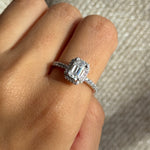 anillo halo corte esmeralda moissanita diamante / engagement ring / emerald halo ring / bague fiancelle / moissante /diamond /diamante