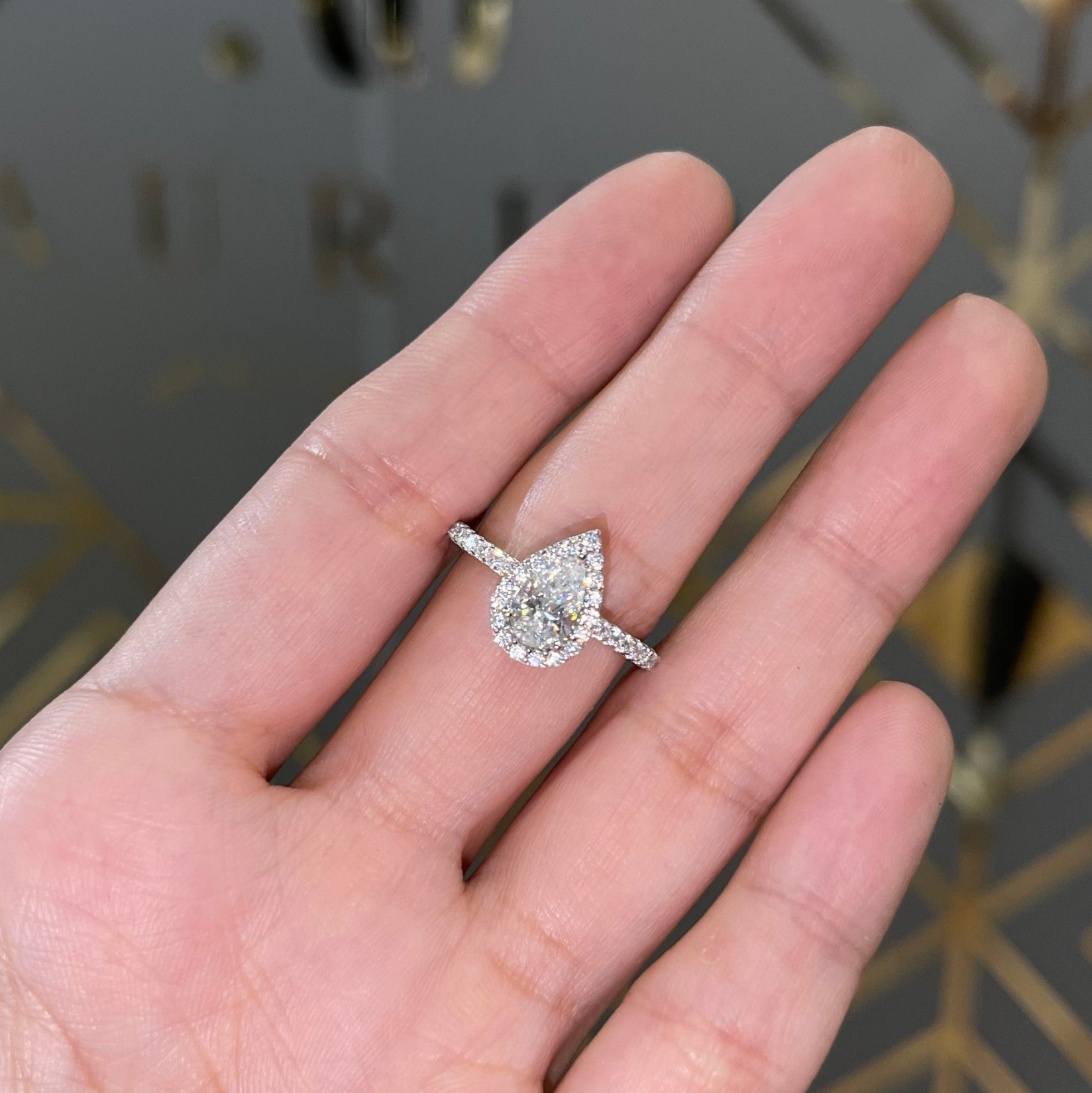anillo corte pera moissanita