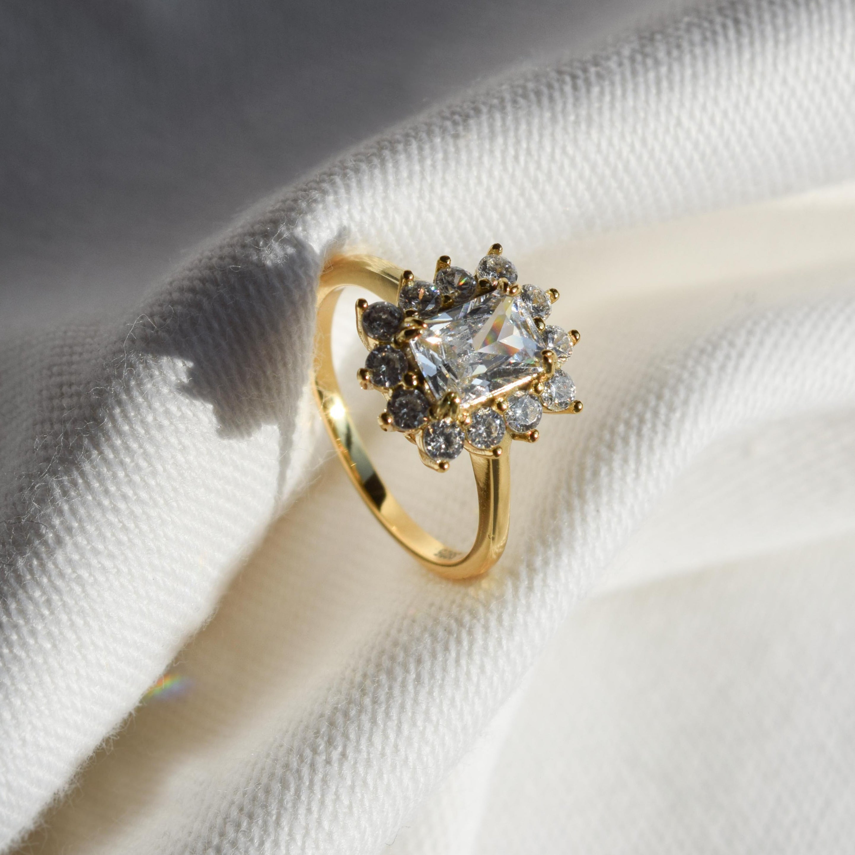 anillo halo doradoen plata 925 
