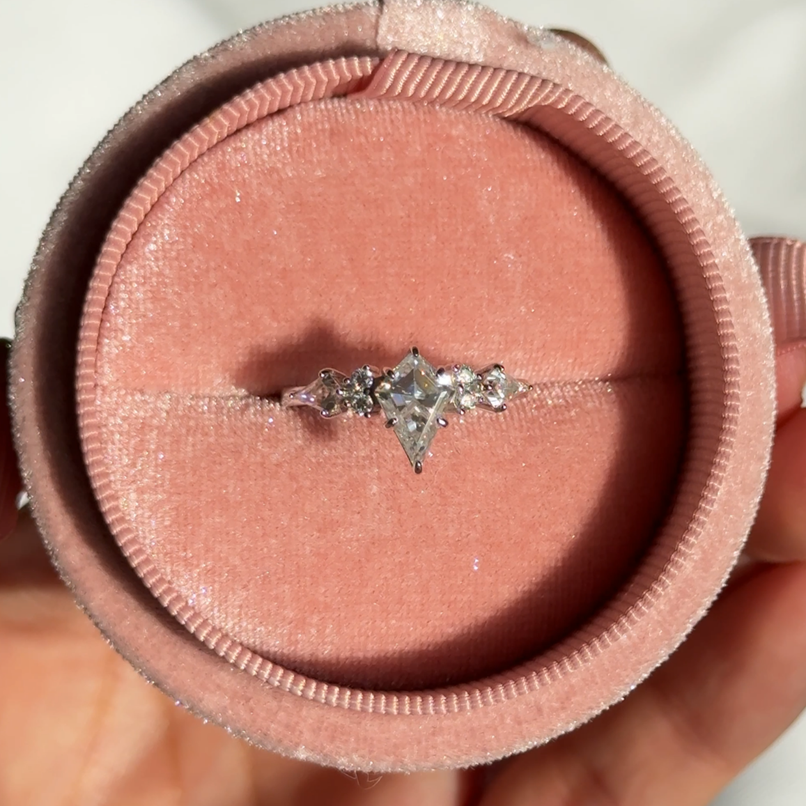 anillo plata con moissanita corte kite