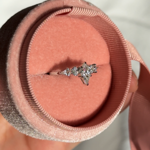 anillo plata con moissanita corte kite