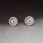 broquel de perla en plata esterlina, aretes de perlaen plata 925, aretes de plata, joyeria de plata,  arete de moda, accesorios, joyeria de moda, bisutería, joyería mexicana, joyeria, joyeria chic, joyas trendy