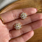 broqueles flor de zirconias, broqueles elegantes,  arete de moda, accesorios, joyeria de moda, bisutería, joyería mexicana, joyeria, joyeria chic, joyas trendy