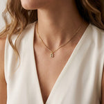 collar con dije de letra, colla de inicial en baño de oro, joyería, joyería mexicana