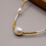 collar de perlas con detalles en baño de oro,  collar de playa con perlas naturales, joyeria de baño de oro, joyería mexicana 