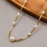 collar de perlas con detalles en baño de oro,  collar de playa con perlas naturales, joyeria de baño de oro, joyería mexicana 