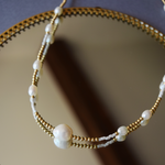 collar de perlas con detalles en baño de oro,  collar de playa con perlas naturales, joyeria de baño de oro, joyería mexicana 