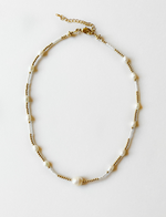 collar de perlas con detalles en baño de oro,  collar de playa con perlas naturales, joyeria de baño de oro, joyería mexicana 
