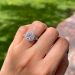 anillo de compromiso cushion redondo, anillo de comprimiso de diamante corte redondo, anillo de compromiso de moissanita, anillo, wedding ring, wedding jewelry, bague fiancelle,  joyeria de moissanita, joyeria fina, joailerie france joailerie saint tropez bijoux st tropez