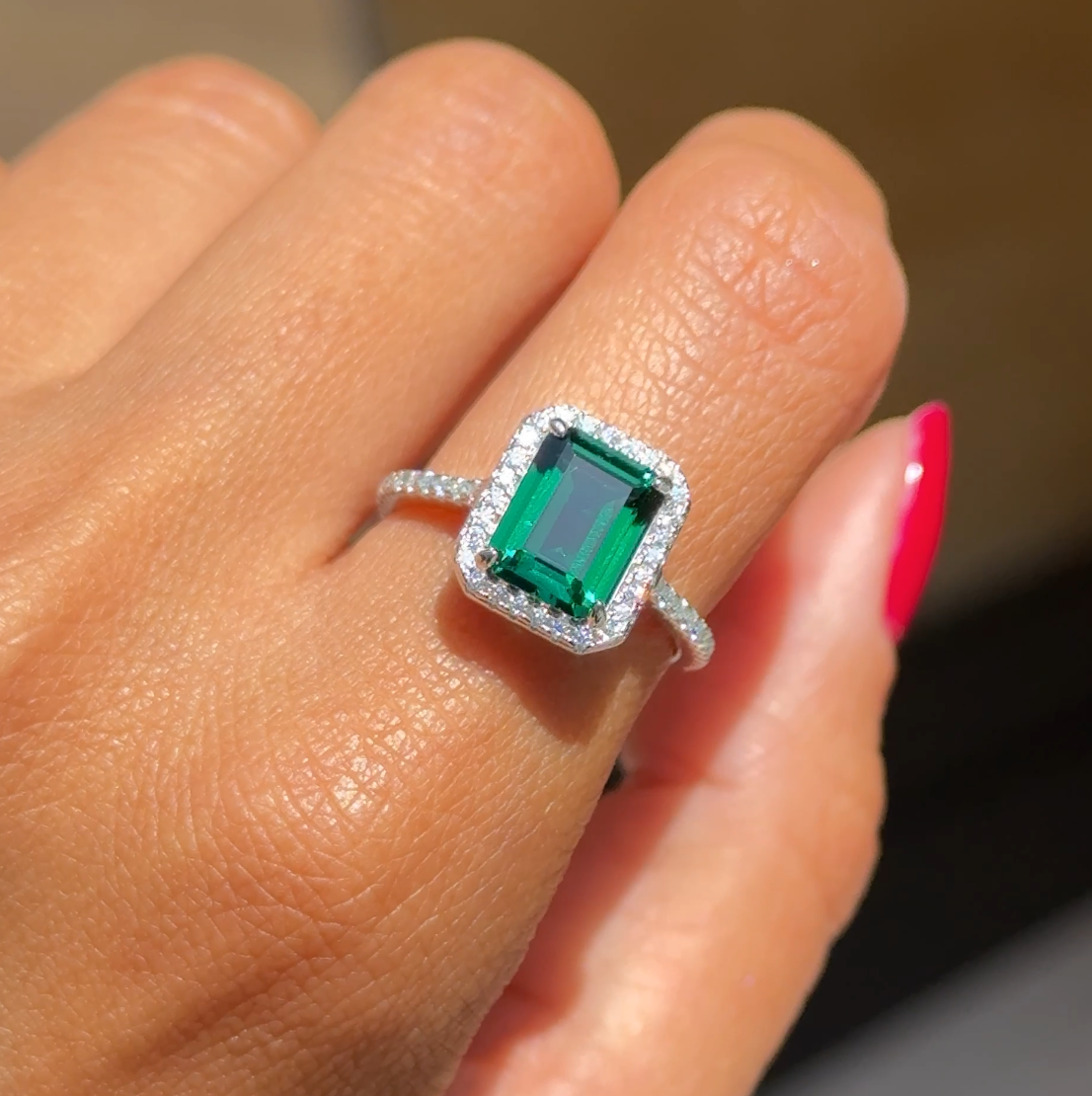 emerald halo moissanite ring / bague emeraude / anillo esmeralda con moissaniitas 2
