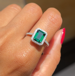 emerald halo moissanite ring / bague emeraude / anillo esmeralda con moissaniitas 2