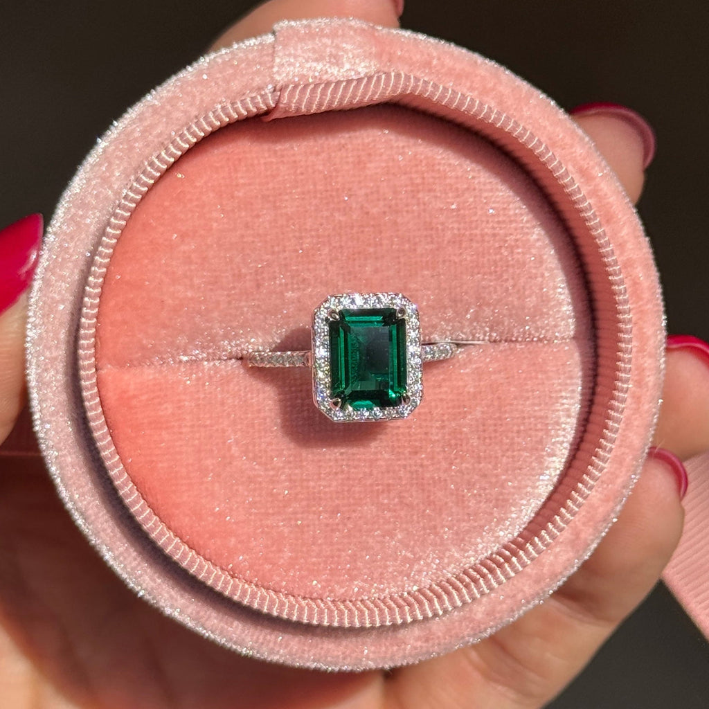 emerald halo moissanite ring / bague emeraude / anillo esmeralda con moissaniitas