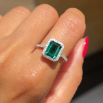 emerald halo moissanite ring / bague emeraude / anillo esmeralda con moissaniitas