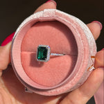 emerald halo moissanite ring / bague emeraude / anillo esmeralda con moissaniitas 2
