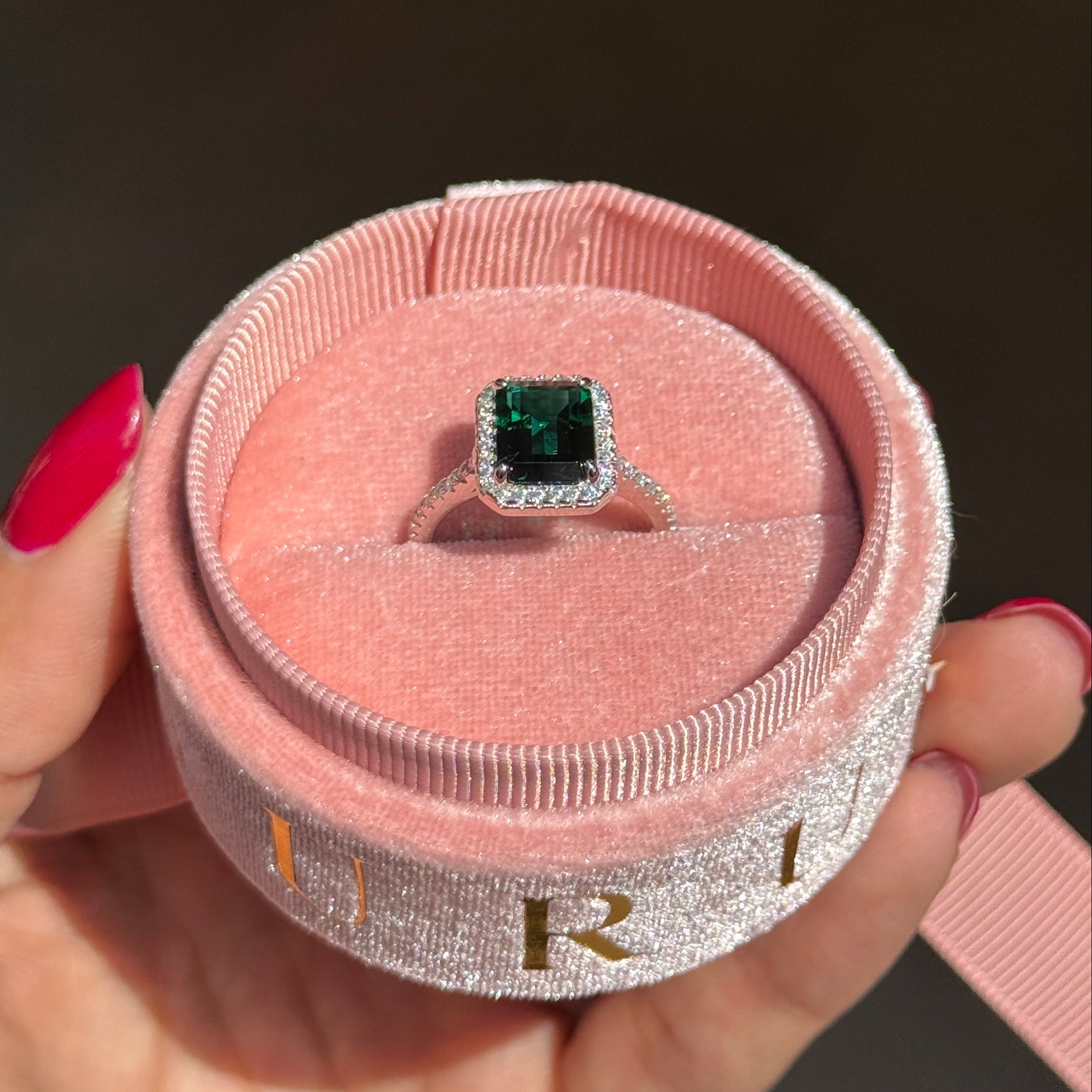 emerald halo moissanite ring / bague emeraude / anillo esmeralda con moissaniitas 