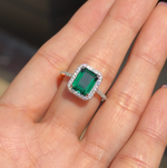 emerald halo moissanite ring / bague emeraude / anillo esmeralda con moissaniitas 2