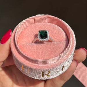 emerald halo moissanite ring / bague emeraude / anillo esmeralda con moissaniitas 