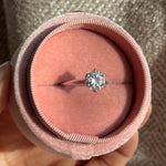 anillo de compromiso eternity, anillo de comprimiso de diamante corte redondo, anillo de compromiso de moissanita, anillo, wedding ring, wedding jewelry, bague fiancelle,  joyeria de moissanita, joyeria fina, joailerie france joailerie saint tropez bijoux st tropez