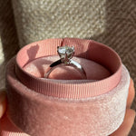 anillo de compromiso eternity, anillo de comprimiso de diamante corte redondo, anillo de compromiso de moissanita, anillo, wedding ring, wedding jewelry, bague fiancelle,  joyeria de moissanita, joyeria fina, joailerie france joailerie saint tropez bijoux st tropez
