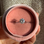anillo de compromiso eternity, anillo de comprimiso de diamante corte redondo, anillo de compromiso de moissanita, anillo, wedding ring, wedding jewelry, bague fiancelle,  joyeria de moissanita, joyeria fina, joailerie france joailerie saint tropez bijoux st tropez