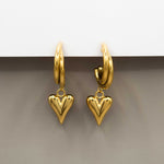 aretes de corazón, arracadas de dije de corazón, aretes de acero con corazones, aretes hipoalergénicos, joyeria hipoalergénica,arete de moda, accesorios, joyeria de moda, bisutería, joyería mexicana, joyeria, joyeria chic, joyas trendy 