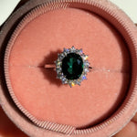 margaret halo moissanitas verde, anillo de moissanita, anillo de esmeralda de laboratorio con diamantes de moissanita, anillo de compromiso de moissanita, wedding ring, wedding jewelry, bague fiancelle,  joyeria de moissanita, joyeria fina, joailerie france joailerie saint tropez bijoux st tropez, 