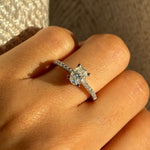 oval cut 1ct moissanite diamond ring / engagement ring / anillo compromiso / 1ct oval diamante moissanita / anillo pave / pave ring / bague fiancelle / bague diamant 