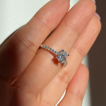 oval cut 1ct moissanite diamond ring / engagement ring / anillo compromiso / 1ct oval diamante moissanita / anillo pave / pave ring / bague fiancelle / bague diamant 