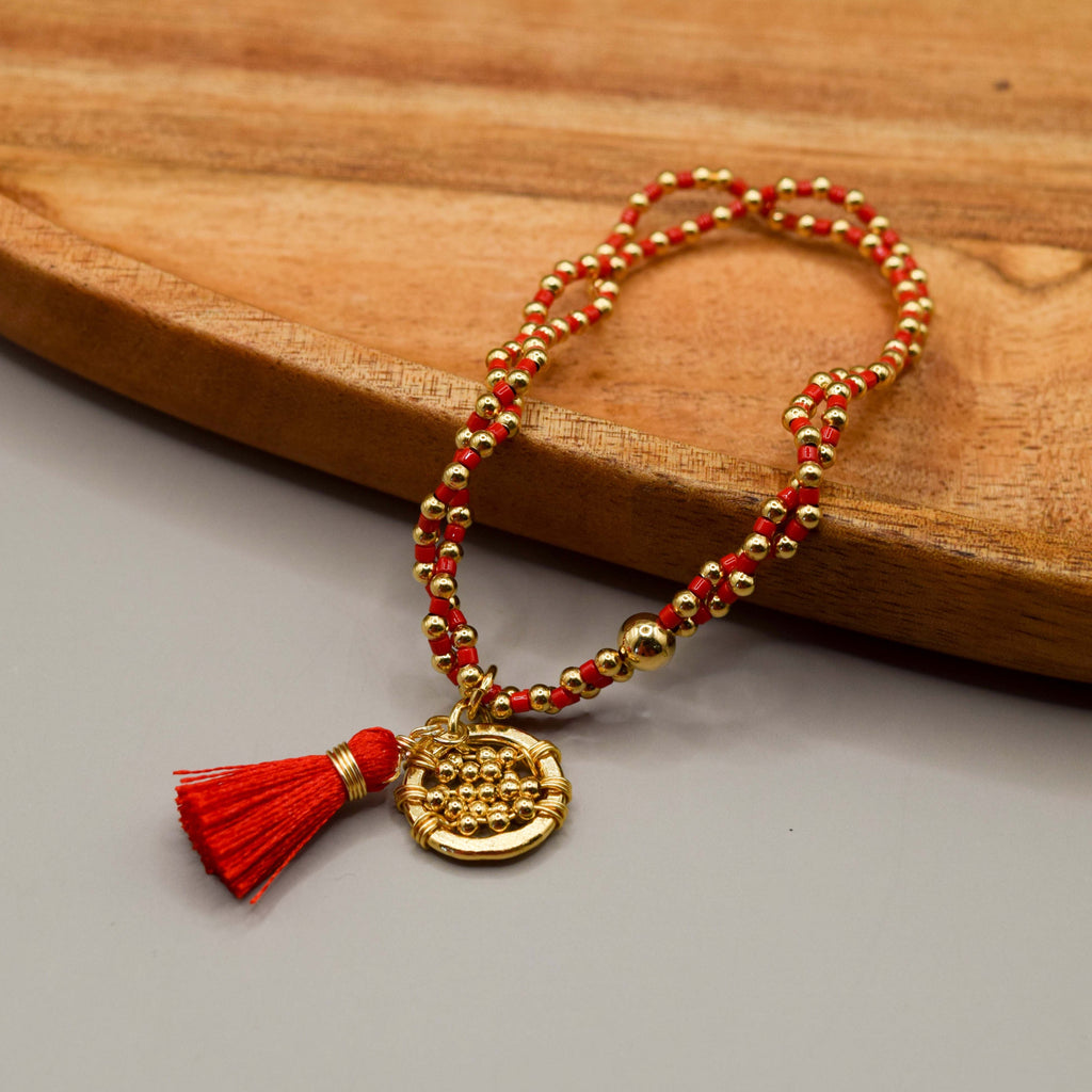 pulsera roja de cuentas con baño de oro