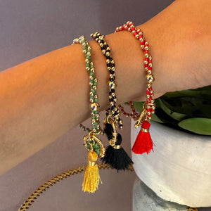 pulsera roja de cuentas con baño de oro 18k y motitas