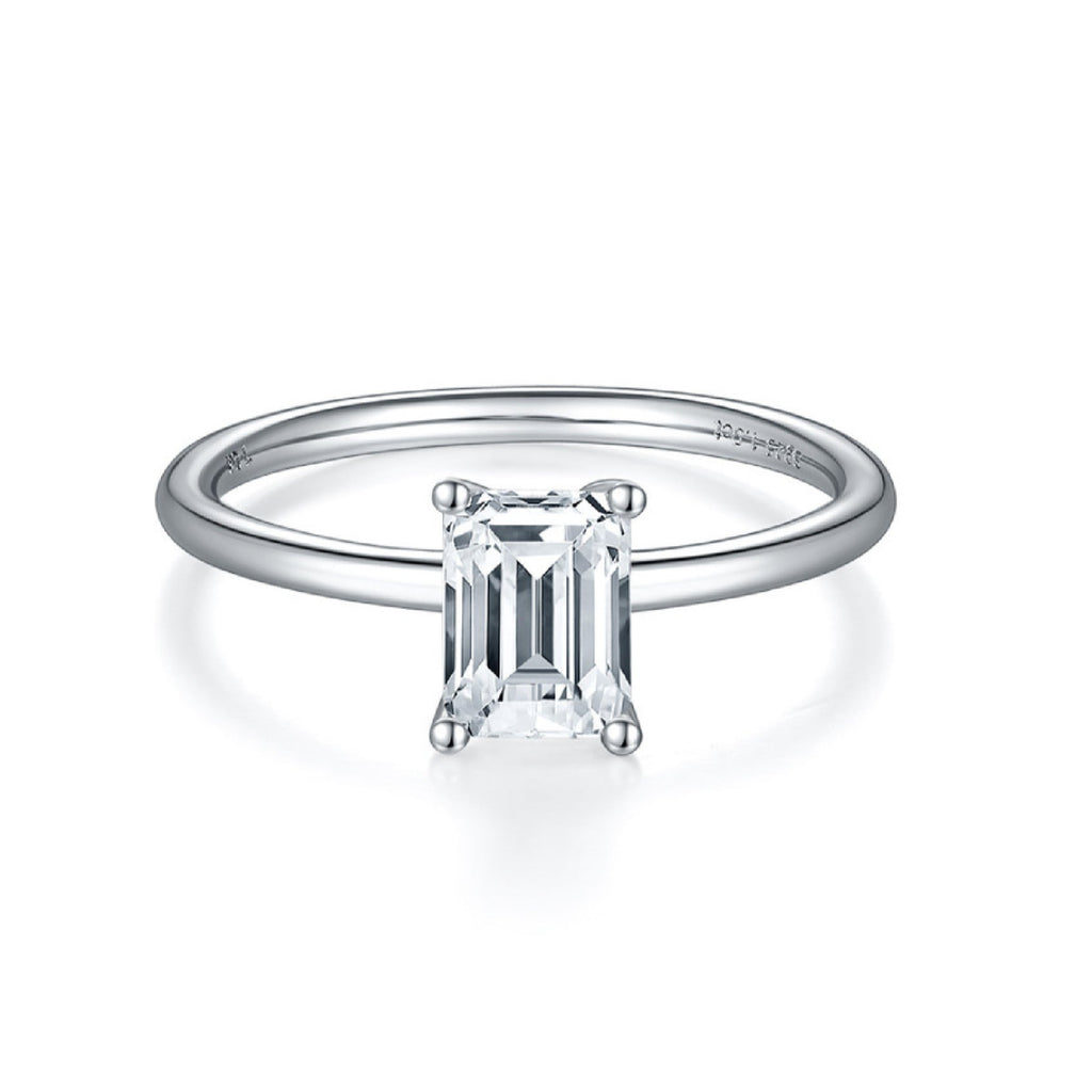 Emerald cut moissanite ring / anillo corte esmeralda