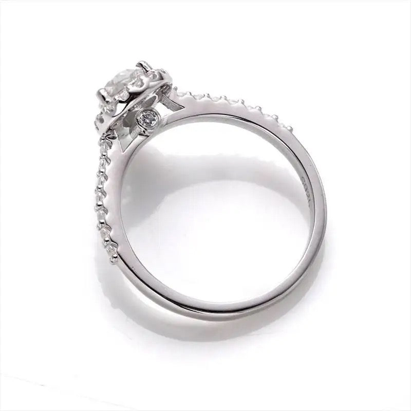 anillo corte pera moissanita