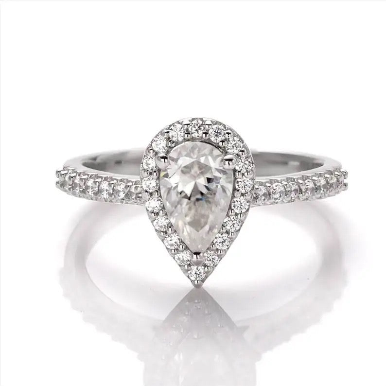 anillo corte pera moissanita