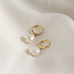 aretes de perlas naturales, huggies perlas naturales, aretes de plata con perlas naturales, joyeria de plata, joyeria de eventos, joyeria de bodas, aretes hipoalergénicos, joyeria hipoalergénica,arete de moda, accesorios, joyeria de moda, bisutería, joyería mexicana, joyeria, joyeria trendy