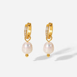aretes de perlas, huggies de perlas naturales, aretes en acero inoxidable, arracadas en acero inoxidable, arete chic, arete de moda, joyeria de moda, accesorios, aretes de acero inoxidable, bisutería, joyeria mexicana