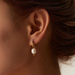 aretes de perlas, huggies de perlas naturales, aretes en acero inoxidable, arracadas en acero inoxidable, arete chic, arete de moda, joyeria de moda, accesorios, aretes de acero inoxidable, bisutería, joyeria mexicana