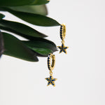 aretes de estrellas de colores, huggies de colores, aretes estelares, aretes hipoalergénicos, joyeria hipoalergénica,arete de moda, accesorios, joyeria de moda, bisutería, joyería mexicana, joyeria, joyeria trendy