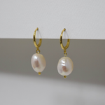 aretes de perlas naturales, huggies perlas naturales, aretes de plata con perlas naturales, joyeria de plata, joyeria de eventos, joyeria de bodas, aretes hipoalergénicos, joyeria hipoalergénica,arete de moda, accesorios, joyeria de moda, bisutería, joyería mexicana, joyeria, joyeria trendy