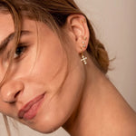 huggies cruz, arracadas cruz, aretes acero inoxidable, aretes de cruz, joyeria de plata, joyeria de eventos, joyeria de bodas, aretes hipoalergénicos, joyeria hipoalergénica,arete de moda, accesorios, joyeria de moda, bisutería, joyería mexicana, joyeria, joyeria trendy