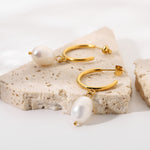 arracadas de perlas en acero inoxidable, hoops con perla en acero inoxidable, arracadas hipoalergénicas, joyeria, bisutería , joyeria mexicana, joyeria trendy, aretes de perlas naturales, broqueles de perlas