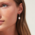 arracadas de perlas en acero inoxidable, hoops con perla en acero inoxidable, arracadas hipoalergénicas, joyeria, bisutería , joyeria mexicana, joyeria trendy, aretes de perlas naturales, broqueles de perlas